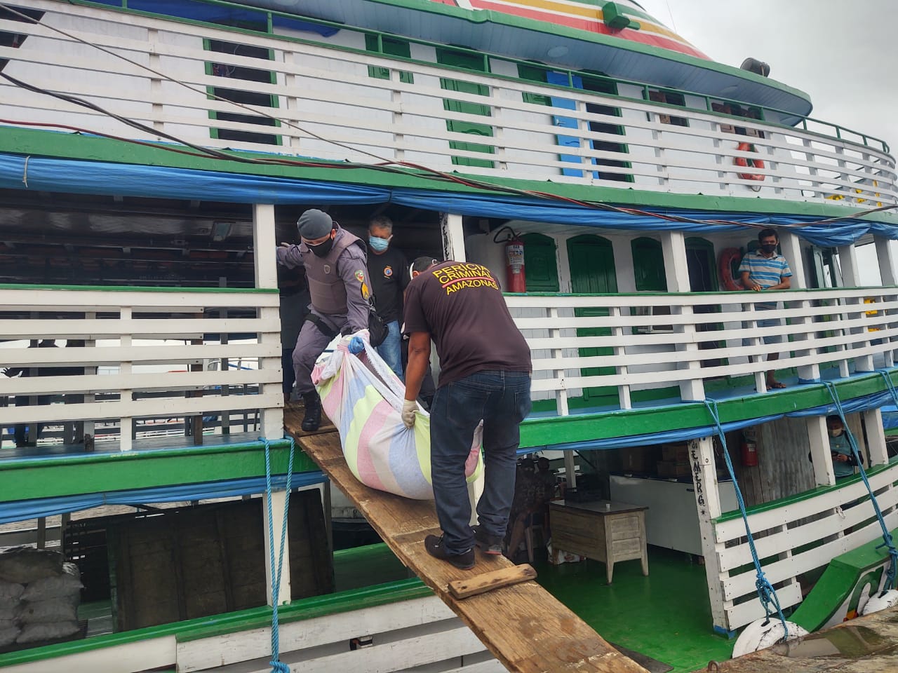 Mulher passa mal e morre durante viagem de barco a Manaus 