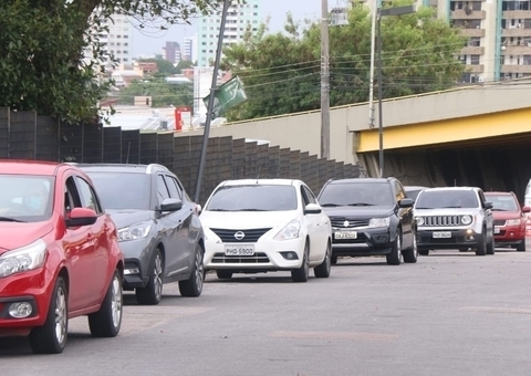 Idosos lotam 2 dos 5 postos de vacinação contra covid em Manaus