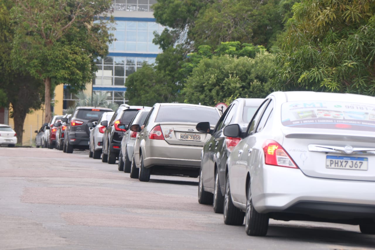 Idosos lotam 2 dos 5 postos de vacinação contra covid em Manaus
