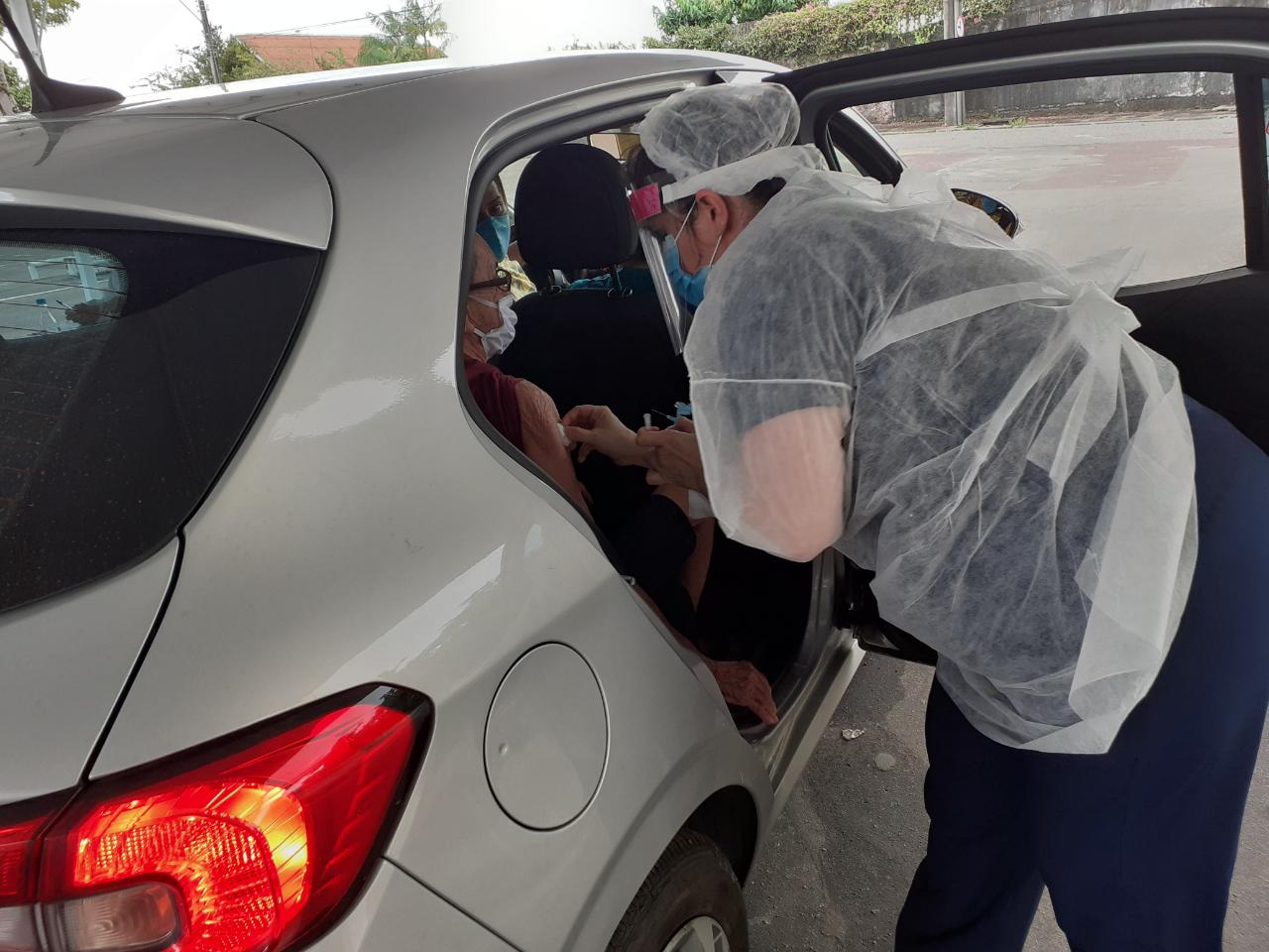 Terceiro dia de vacinação em idosos tem fluxo intenso de carros em Manaus