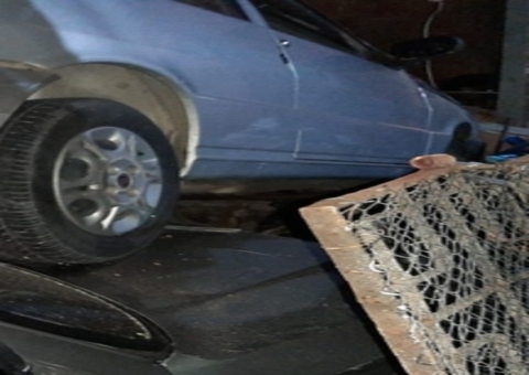 Carro invade casa e deixa rastro de destruição em Manaus; veja fotos 