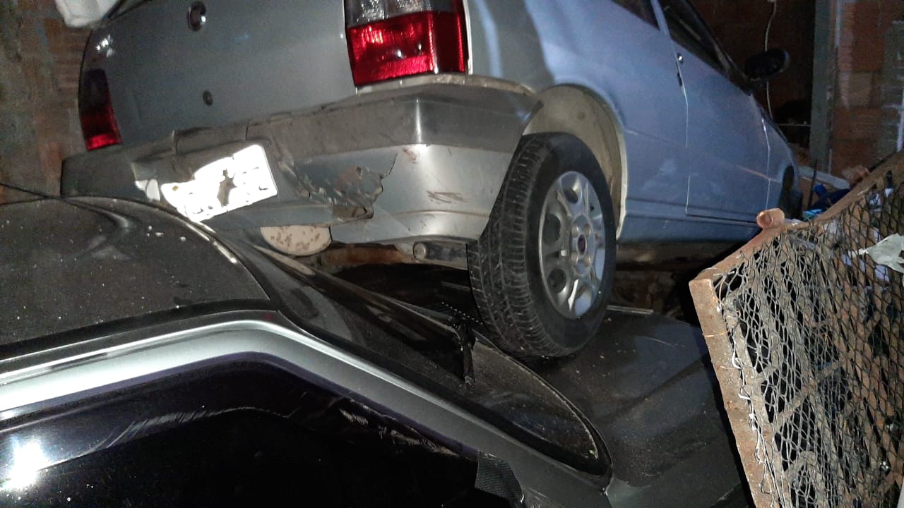 Carro invade casa e deixa rastro de destruição em Manaus; veja fotos 