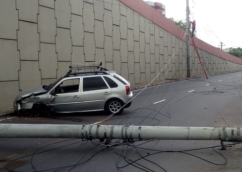 Carro arranca poste e deixa trânsito bloqueado  em avenida de Manaus