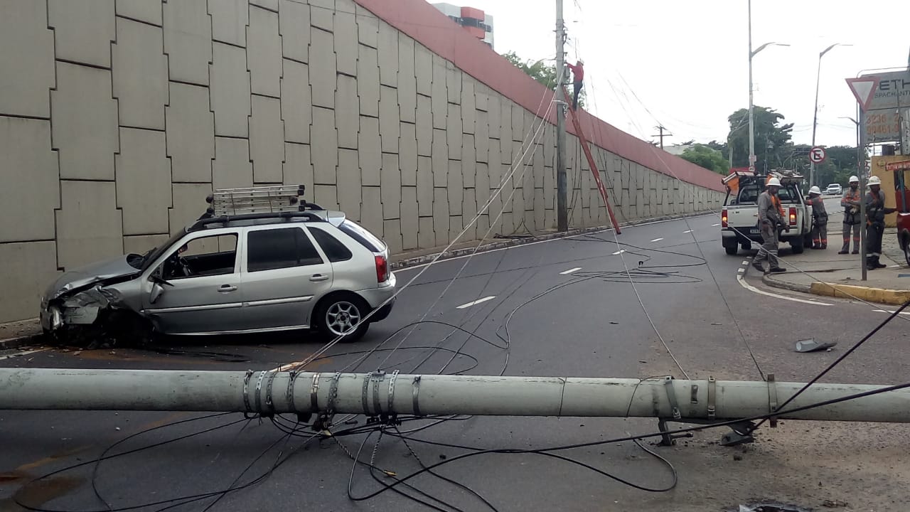 Carro arranca poste e deixa trânsito bloqueado  em avenida de Manaus