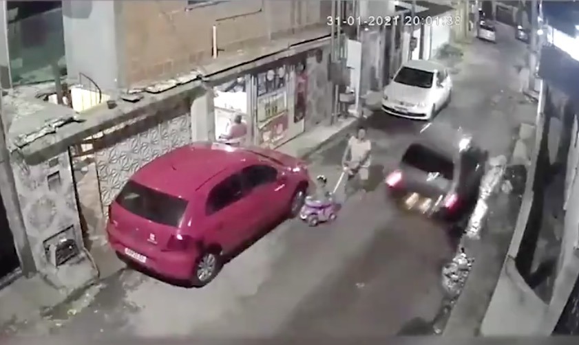 Vídeo: Carro invade casa e quase atropela mulher e criança em Manaus 