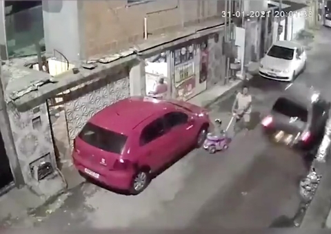 Vídeo: Carro invade casa e quase atropela mulher e criança em Manaus 