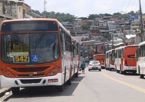 Sem salário, rodoviários paralisam linhas de ônibus em Manaus
