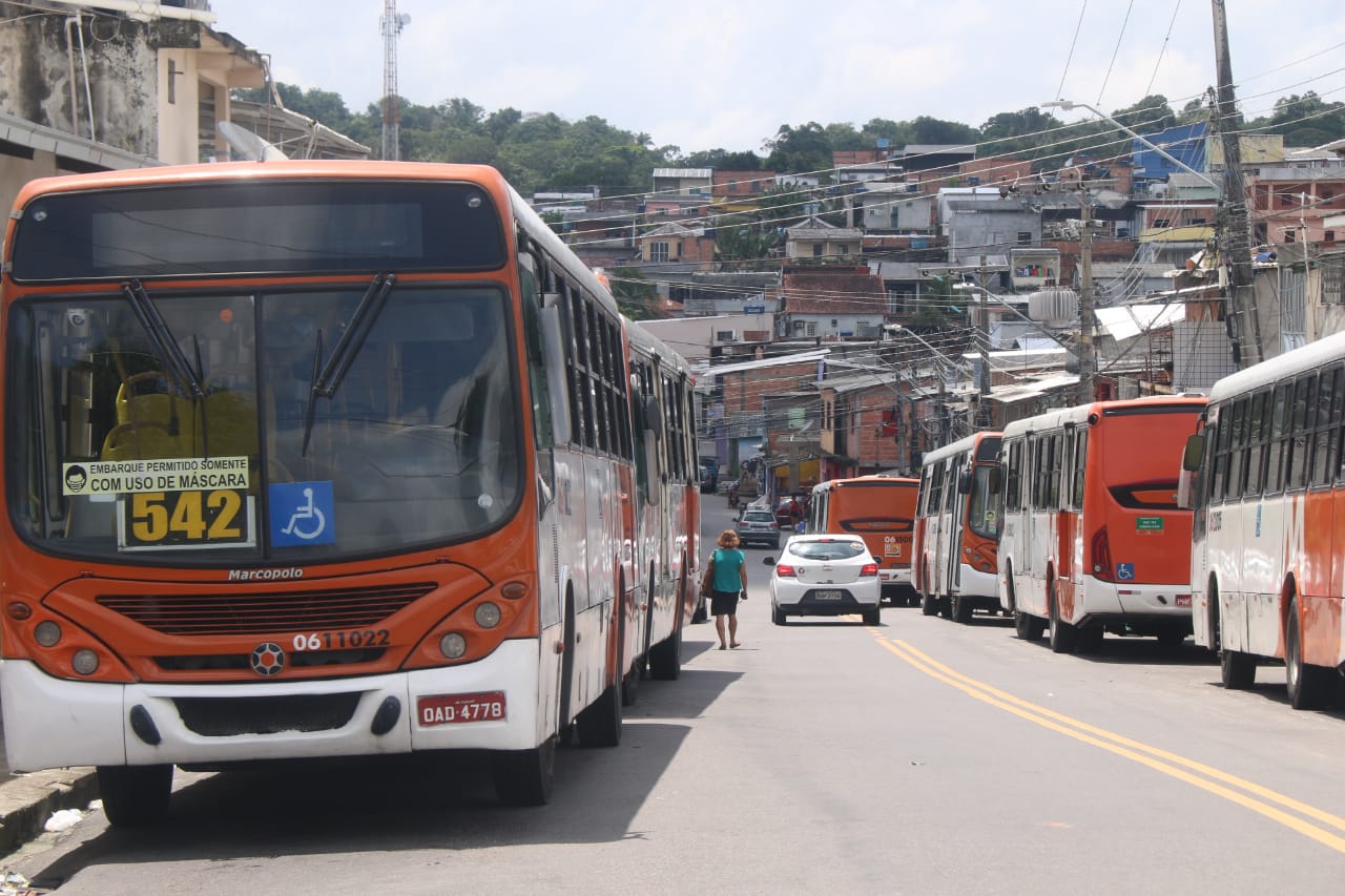 Sem salário, rodoviários paralisam linhas de ônibus em Manaus