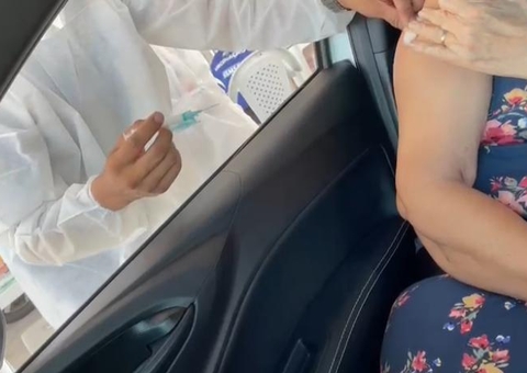 Prefeitura de Manaus admite falha em vacina de idosa e adverte servidor