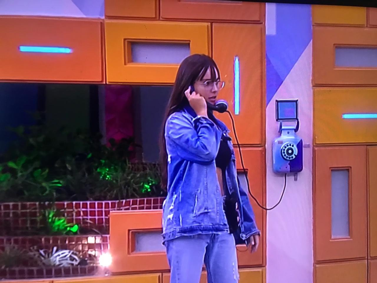 Thaís atende 3º Big Fone; veja quem está no paredão