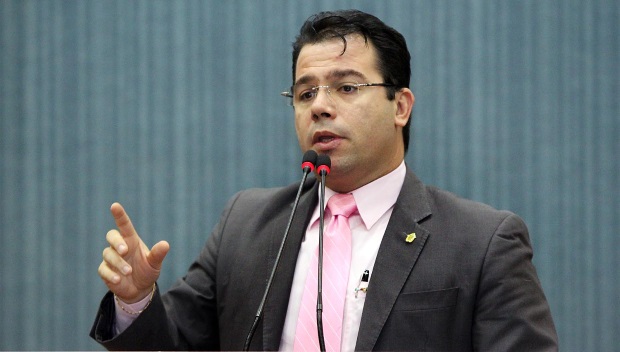 Wilker Barreto recebe  projeto da Mini Vila Olímpica