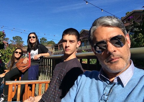 William Bonner posa com filhos trigêmeos nos Estados Unidos