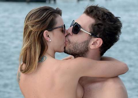 Nua, Miss Bumbum beija muito jogador em passeio de iate