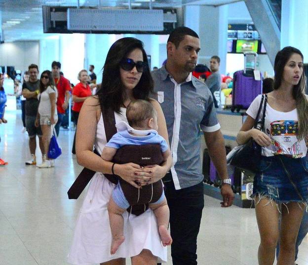Wanessa Camargo embarca com caçula no colo em aeroporto