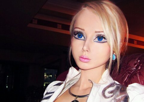 Barbie humana publica imagem só de calcinha