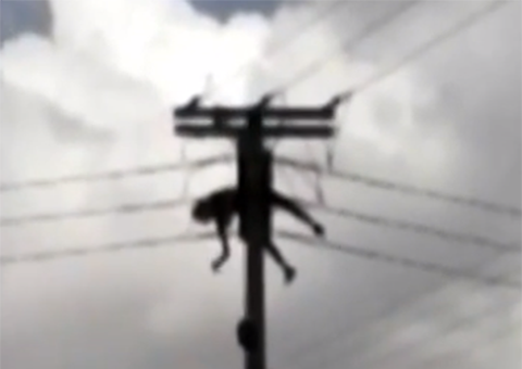 Rapaz embriagado sobe em poste e leva choque de 13 mil volts