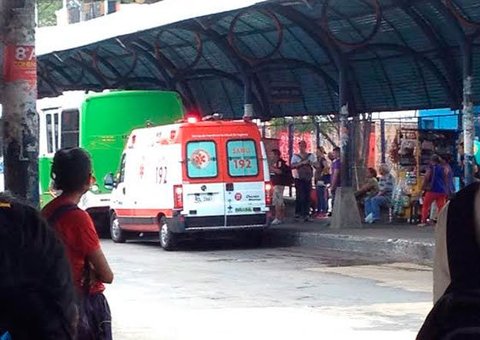 Mulher prende a perna em ônibus e é arrastada no T1