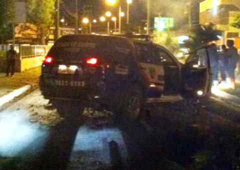 VÍDEO DO PÚBLICO: Veja momento em que viatura da PM tenta subir em poste em Manaus