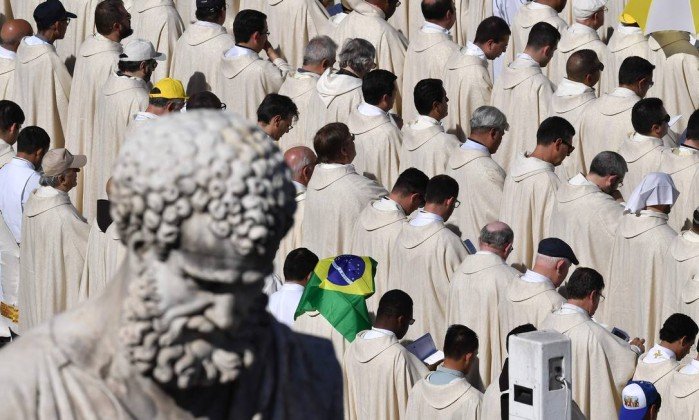 x72237036_prelates-sit-near-a-statue-of-st-peter-during-a-holy-mass-for-the-canonization-of-35-ne.jpg.pagespeed.ic_.mb9sifphgc.jpg