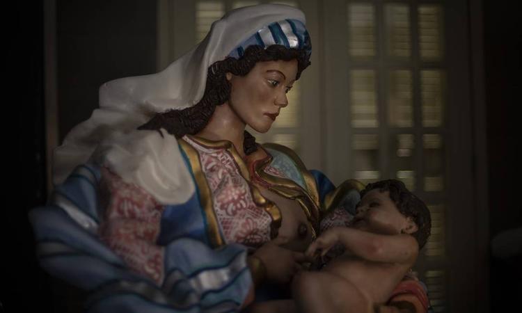 x80364876_soc-rio-de-janeiro-19-12-2018maria-com-um-dos-seios-de-fora-amamenta-o-menino-jesus-este.jpg.pagespeed.ic_.7fztscokm9.jpg