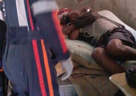 Filha abandonou pai cego e só aparecia para jogar comida no chão