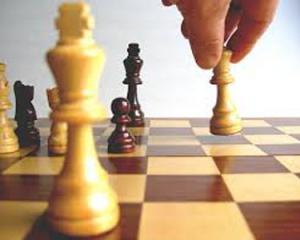 Braga olha para o tabuleiro e vê que parte de suas pedras já foram “comidas” 