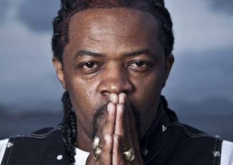 Vocalista do Grupo Revelação anuncia saída após 20 anos de carreira.