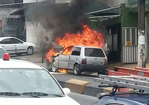 Carro explode no São Jorge e motorista escapa da morte