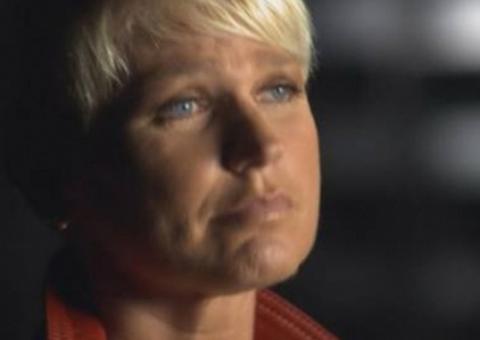 Com o namorado, Xuxa aparece aos prantos no projac