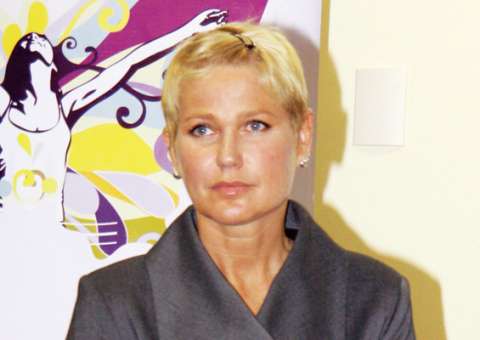 Xuxa sem programa na Globo em 2014 vai morar nos Estados Unidos