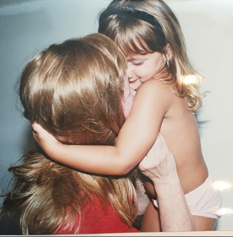  Xuxa mostra foto antiga amamentando Sasha