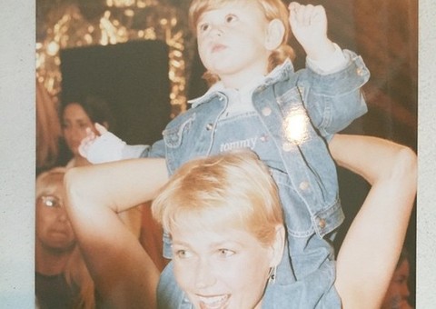 Nostálgica, Xuxa relembra infância de Sasha e publica fotos da filha