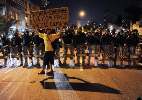 PM impede protesto de mais de 200 pessoas no Maracanã