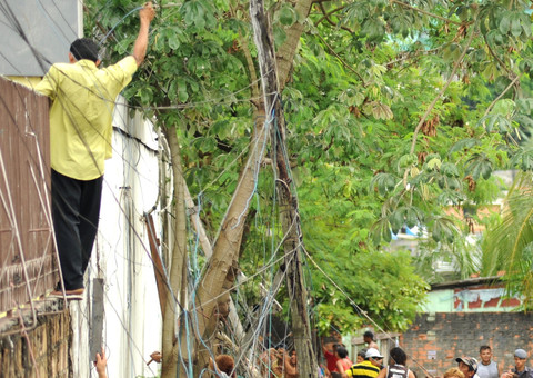 Amazonas Energia alerta para riscos de acidentes na rede de energia elétrica