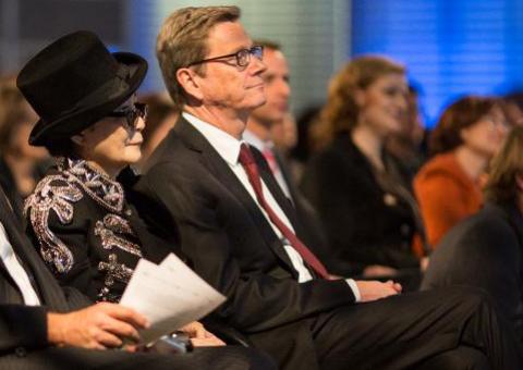 Yoko Ono recebe prêmio na Alemanha por trabalho pela paz
