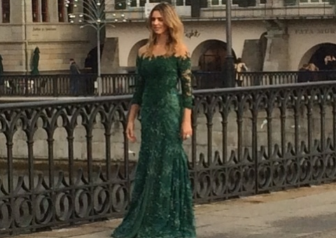 Fernanda Lima esbanja beleza com vestido de R$ 16 mil no evento da Fifa, Bola de Ouro