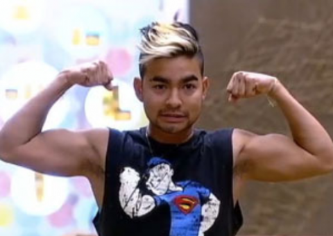 Contente, Yudi mostra os músculos para Marcos Oliver