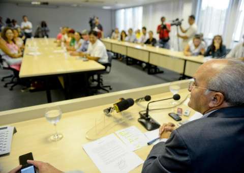 Governador José Melo anuncia reajuste, vale alimentação e novo concurso público para a área da Educação