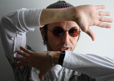 Zeca Baleiro no Fan Fest da Ponta Negra nesta terça