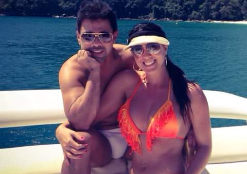 Graciele Lacerda mostra corpão de biquíni ao lado de Zezé em iate