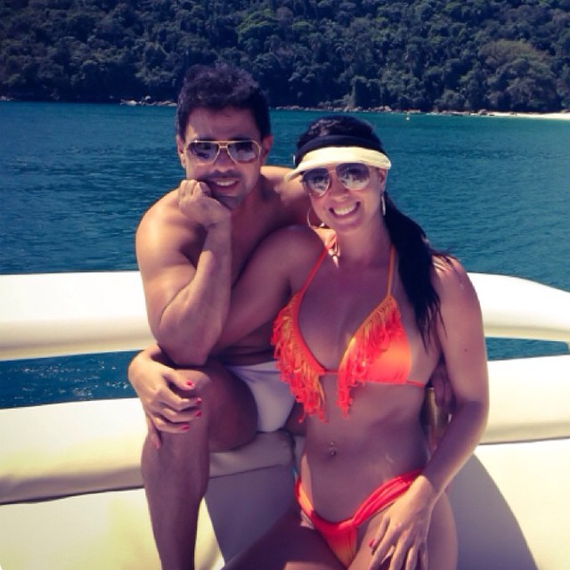 Graciele Lacerda mostra corpão de biquíni ao lado de Zezé em iate