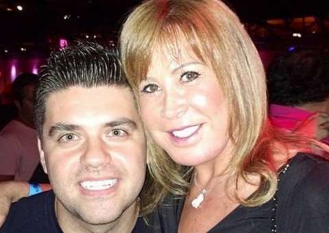 Zilu curte a vida de solteira bem "acompanhada"