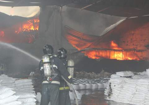 Incêndio destrói galpão  industrial em Manaus