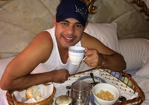 Zezé Di Camargo se irrita em rede social ' Quem é você para me dar lição de moral' 