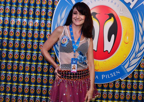 Aos 61 anos, Zezé Polessa rouba cena com look transparente 